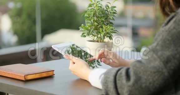 可爱的女孩手握平板电脑和短信使用应用程序工业背景文本视频滚动视频的预览图
