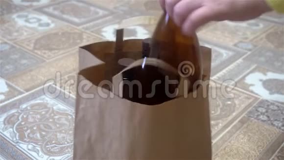 女人的手把空的塑料瓶放进包裹里视频的预览图