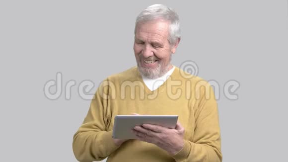 人使用PC平板电脑灰色背景视频的预览图