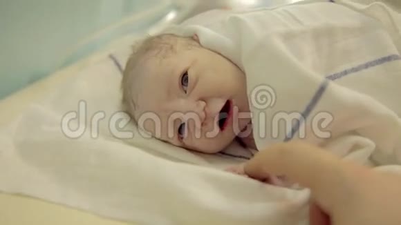 刚出生的小男孩抓住父亲的手指视频的预览图