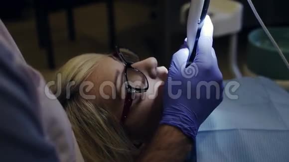 带摄像头的牙科检查视频的预览图