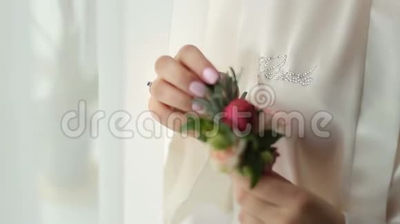 新娘手里拿着布托尼埃准备婚礼视频的预览图