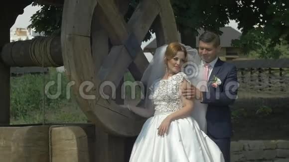 优雅时尚的年轻快乐的白种人夫妇背景是迷人的绿色花园夏季利沃夫视频的预览图