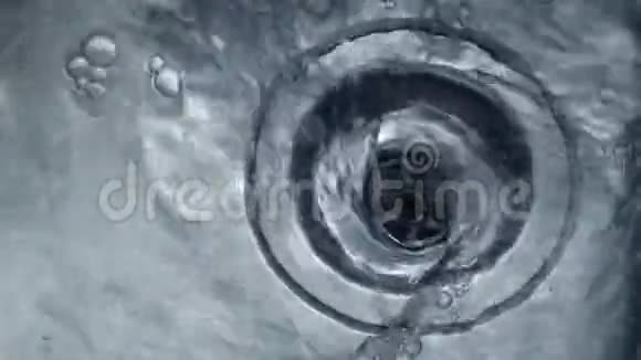 蓝色物质洗涤下水槽视频的预览图