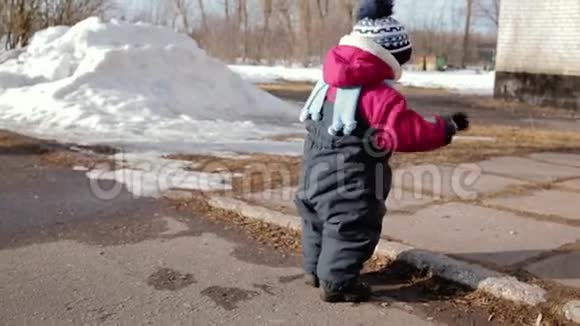 小孩子在公园里的冬天在白天的后视镜里视频的预览图