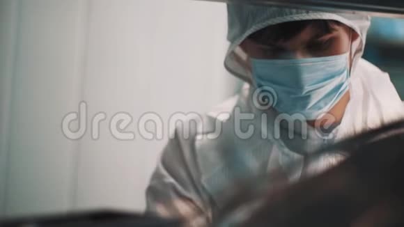 医生在诊所用棉签擦拭玻璃视频的预览图