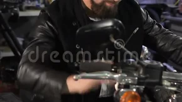 骑摩托车的男骑士双臂交叉在胸前视频的预览图