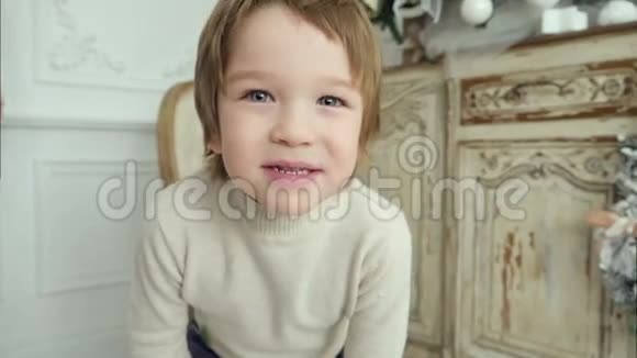 可爱的小男孩正对着镜头微笑视频的预览图