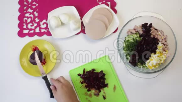 厨师把煮好的甜菜从切割板倒入容器中视频的预览图