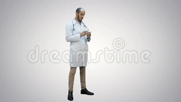 男医生在白色背景上的一瓶药丸上仔细阅读标签视频的预览图