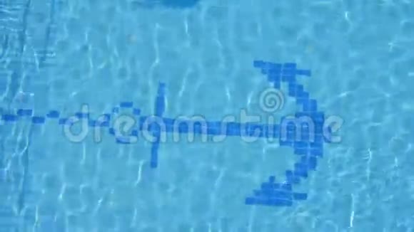 美丽的年轻女子在游泳池里的黄色充气床垫上放松视频的预览图