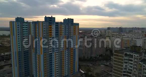 基辅城市景观鸟瞰图新建筑背景上的老建筑视频的预览图