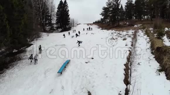 滑雪板的抖动滑雪者对滑稽的人物表演技巧空中观景4K视频的预览图