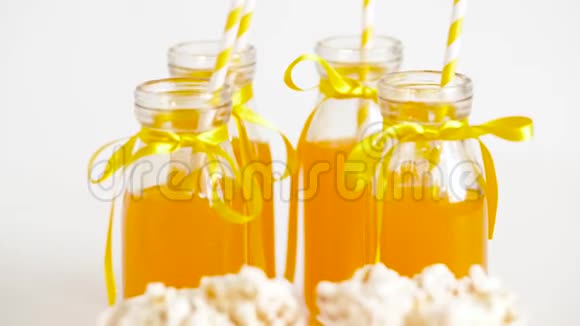 瓶装柠檬或果汁及爆米花视频的预览图