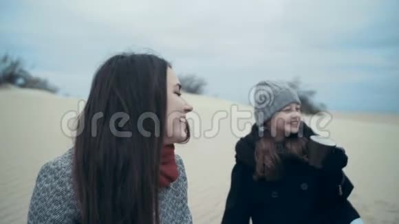 幸福的家人在海边度假时笑视频的预览图