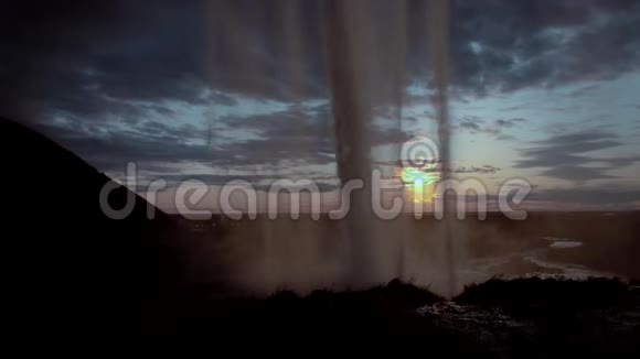 冰岛日落时的塞尔贾兰多斯瀑布视频的预览图