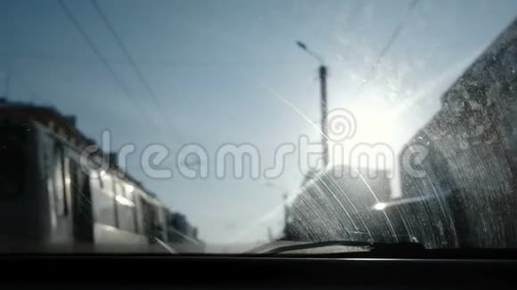 从汽车到城市的视野把注意力集中在脏的挡风玻璃上视频的预览图