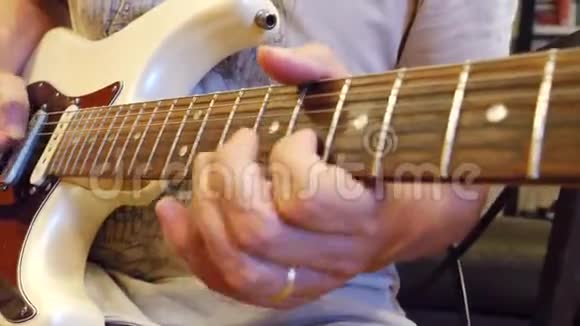 男性手弹吉他视频的预览图