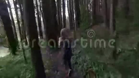 美丽的女人在山里奔跑视频的预览图