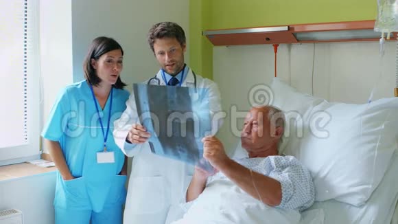 医生和病人讨论x光视频的预览图