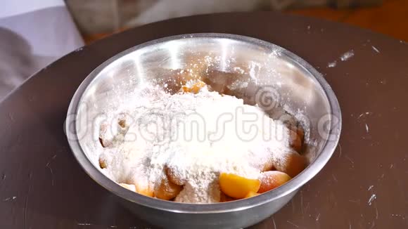 坚果掉进一盘杏子里里面有糖和面粉视频的预览图