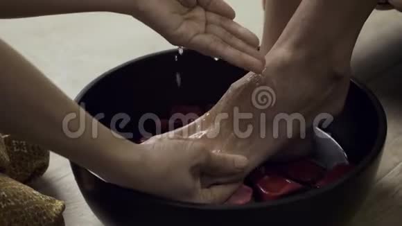 女人在碗里洗漂亮的腿视频的预览图