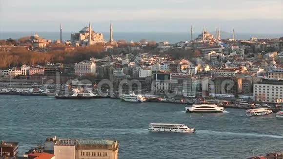 傍晚的阳光照亮了蓝色清真寺和圣索菲亚巨大的斯坦布尔教堂和金角视频的预览图