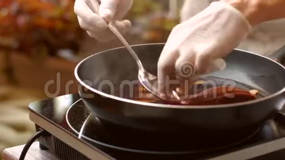 煎锅上的皮梨视频的预览图