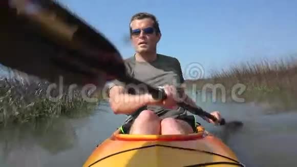 人皮划艇视频的预览图