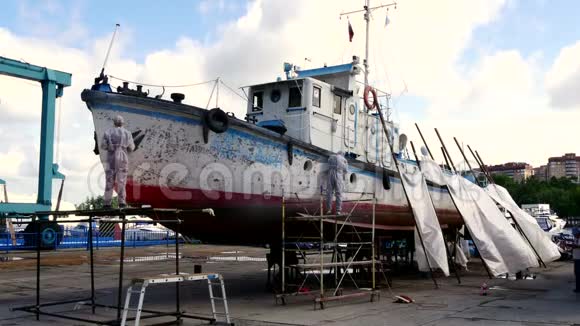 船厂内河船舶修理过程中工人撕下油漆视频的预览图