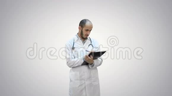 男医生白大褂在白底填写处方单视频的预览图