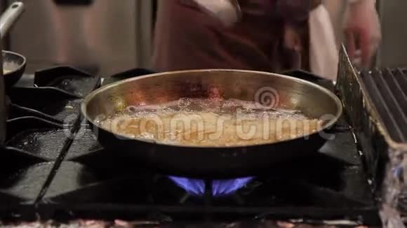 多汁牛排是在餐厅厨房的平底锅里用高脂肪油炸的视频的预览图