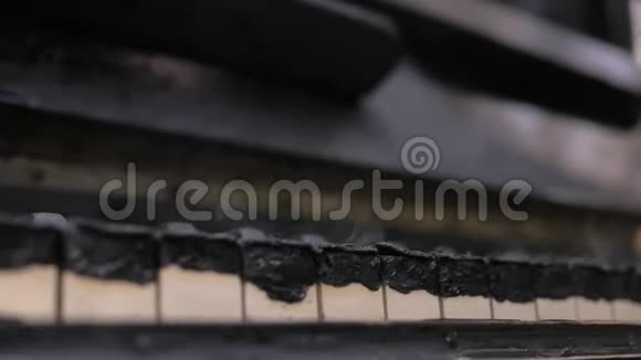 被烧成黑色的吸烟钢琴键盘视频的预览图