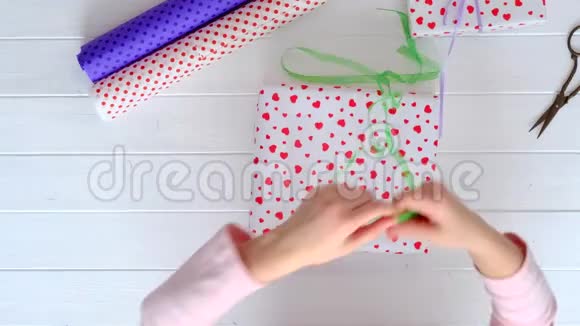 小女孩为节日包装礼物视频的预览图