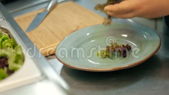 厨师把沙拉叶放在盘子里一步一步地做沙拉视频的预览图