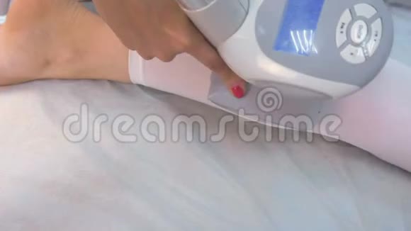 美容师给一个穿尼龙西装的女人做腿上的液化石油气按摩腿和手的特写视频的预览图