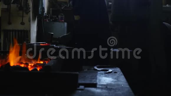 铁匠用一个炽热的铁钩抵火视频的预览图