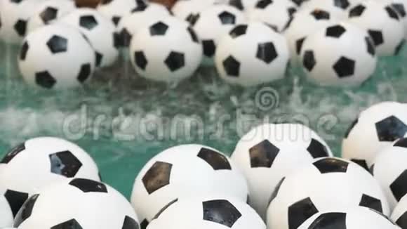 许多黑白足球背景足球球在纯净水中游泳视频的预览图