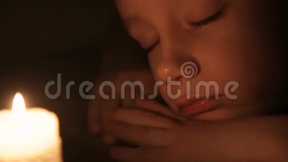 那个男孩正睡在点燃的蜡烛附近视频的预览图