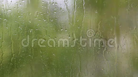 窗外的雨和水滴顺着玻璃流下视频的预览图