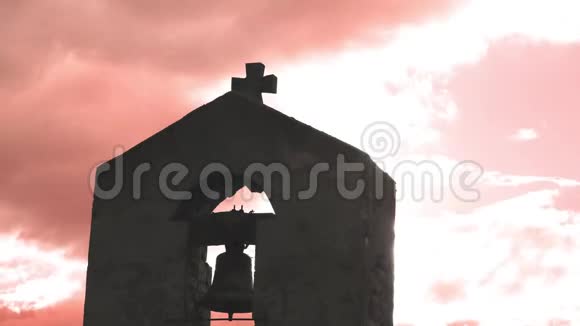 一个基督教十字架在法国尖塔上的时间流逝伴随着天启云视频的预览图