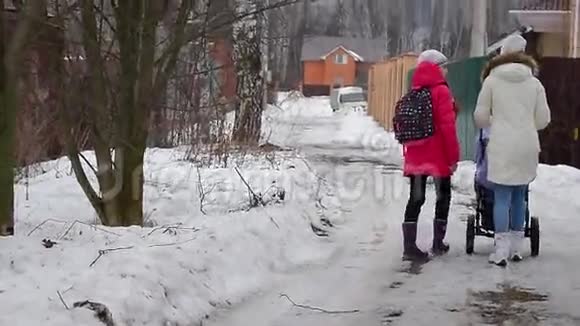俄罗斯乡村带着孩子和女儿放学回家的母亲视频的预览图