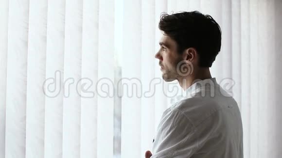 悲伤的人站在半个转弯处靠窗视频的预览图