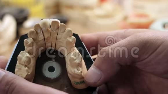一名男子展示假牙下颌特写视频的预览图