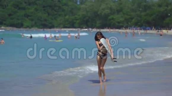 快乐的冲浪女孩享受假期视频的预览图
