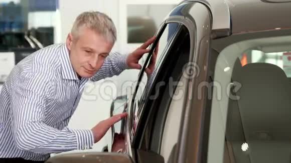 成熟的男人在交易时碰车门视频的预览图