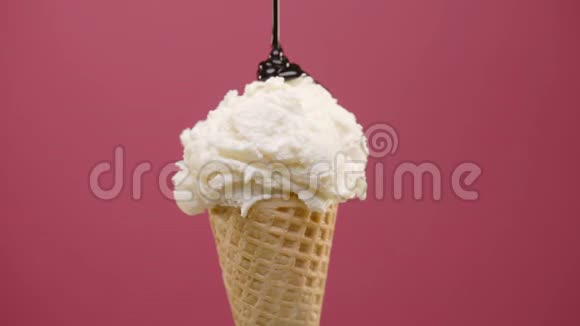 将香草冰淇淋放入甜筒中加入巧克力酱视频的预览图