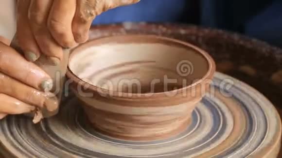 内宫或内宫陶器彩泥制造罐子或花瓶视频的预览图