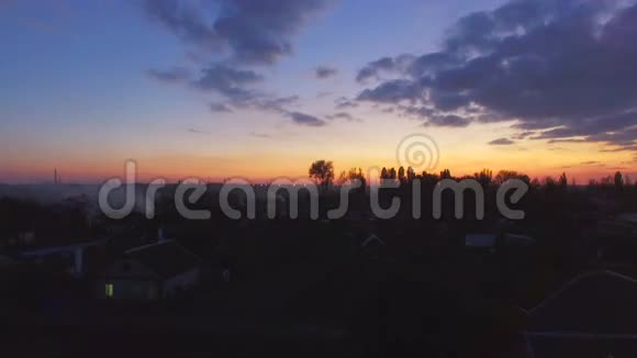 黄昏时分在村庄上空飞行视频的预览图