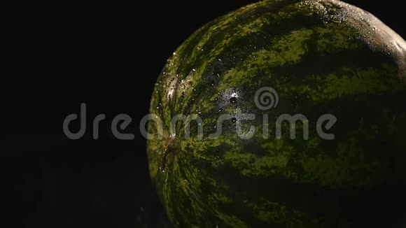 大绿色条纹新鲜美味西瓜柔和的光线和阴影视频的预览图